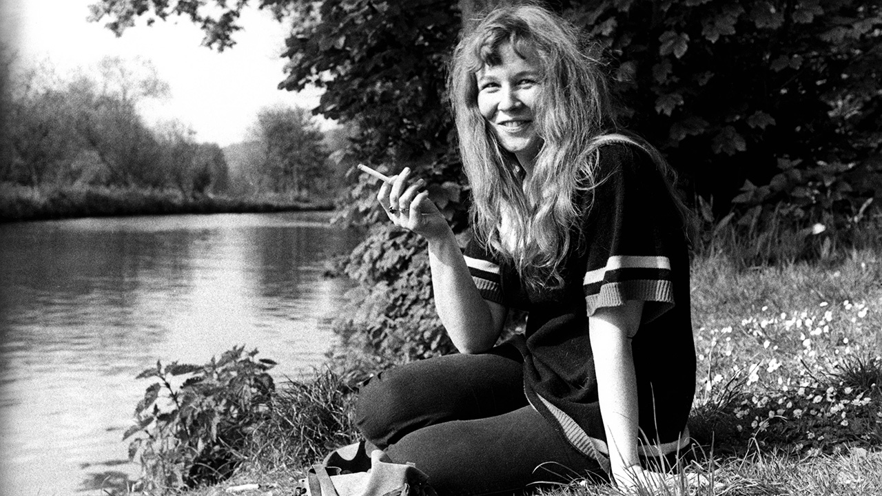 There are qualities of grandeur and flight in her music, yet it comes across as totally unpretentious and emotionally grounded”: Remembering Sandy Denny | Louder